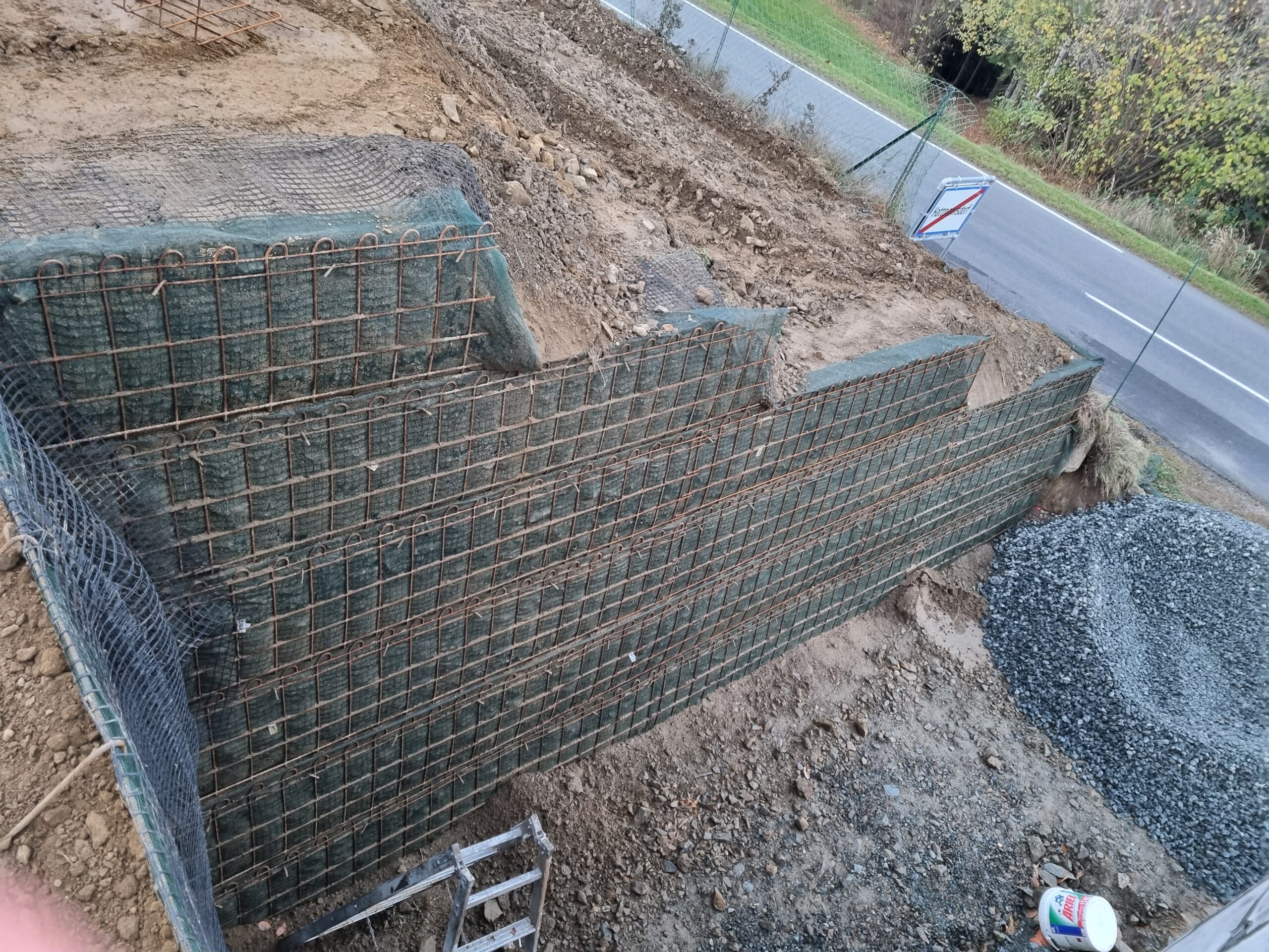 Elemente bewehrter Erde als Böschungssicherung an einem abgegrabenen Hang. 