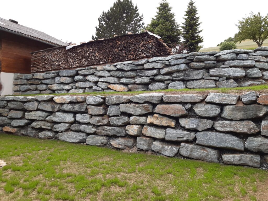 Trockensteinmauer als Hangsicherung im Gartenbereich