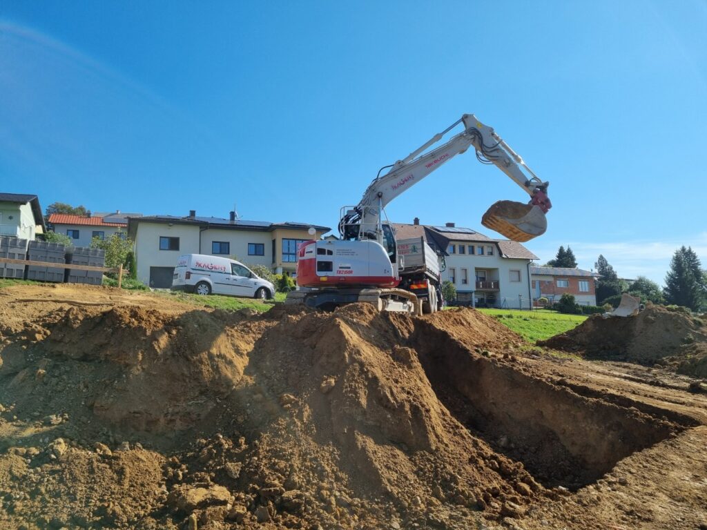Baggerarbeiten auf einer Baustelle in einem Wohngebiet